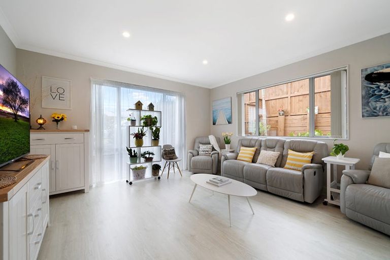 Photo of property in 16 Tararua Street, Massey, Auckland, 0614