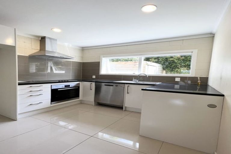Photo of property in 134 East Coast Road, Forrest Hill, Auckland, 0620