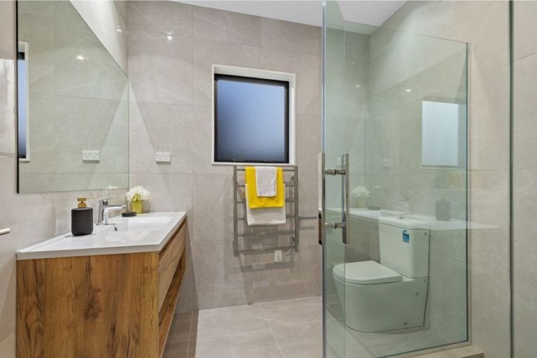 Photo of property in 4 Vinistra Road, Kumeu, 0810