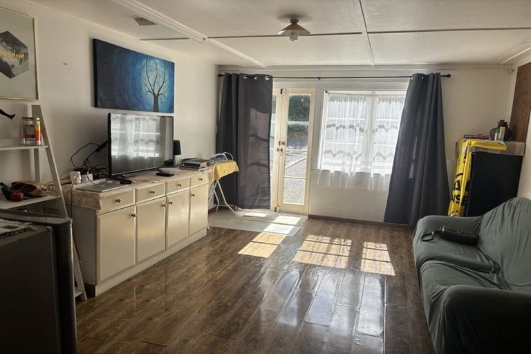 Photo of property in 2 Easton Park Parade, Glenfield, Auckland, 0629