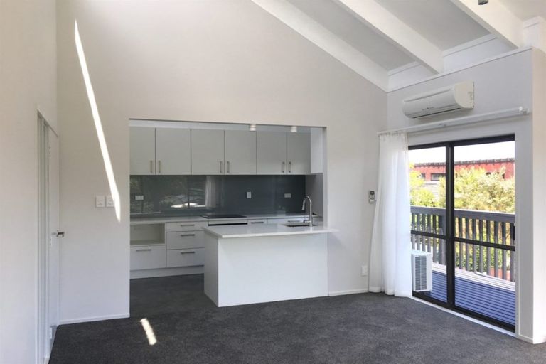Photo of property in 1/18 Wernham Place, Northcote, Auckland, 0626