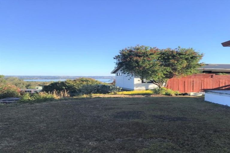 Photo of property in 12 Aquarius Drive, Kawaha Point, Rotorua, 3010
