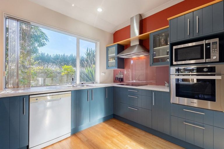 Photo of property in 43 Quadrant Heights, Paraparaumu, 5032