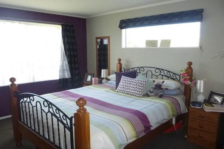 Photo of property in 25 Larchmont Grove, Totara Park, Upper Hutt, 5018