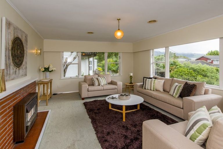 Photo of property in 10 Oriel Place, Tawa, Wellington, 5028