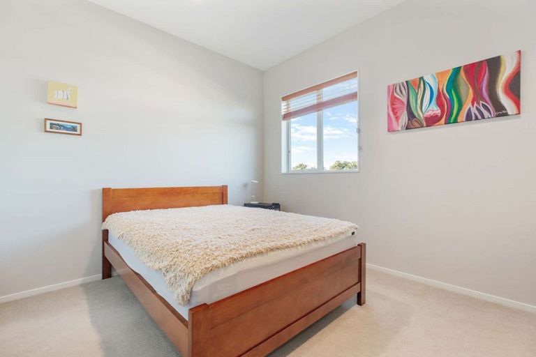 Photo of property in 2 Jammen Drive, Massey, Auckland, 0614
