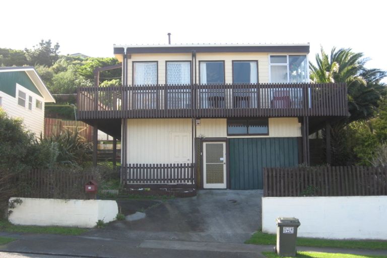 Photo of property in 32 Gloaming Hill, Titahi Bay, Porirua, 5022