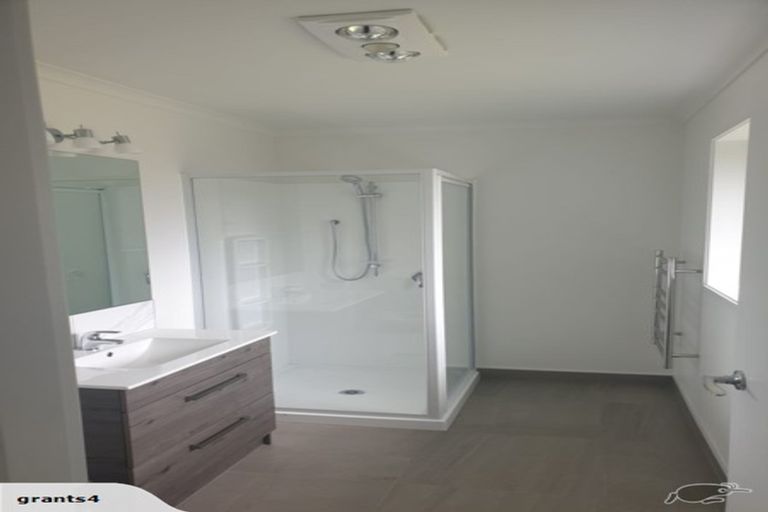 Photo of property in 30 Kaurinui Crescent, One Tree Point, 0118