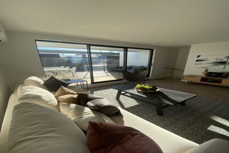 Photo of property in 2/11 Lewis Road, Pakuranga, Auckland, 2010