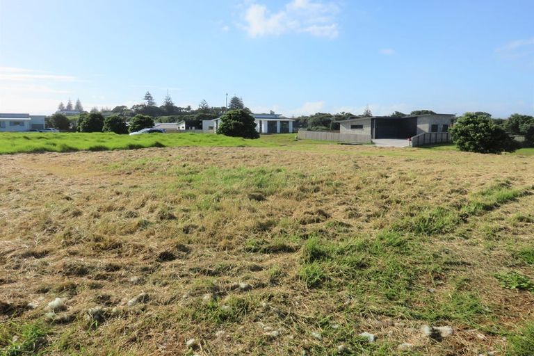 Photo of property in 40 Sunset Drive, Baylys Beach, 0377