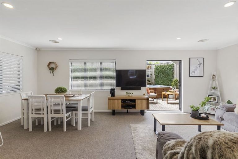 Photo of property in 10a De Thiery Place, Pakuranga Heights, Auckland, 2010