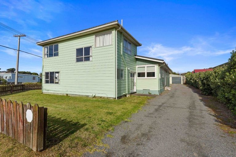 Photo of property in 98 Field Way, Waikanae Beach, Waikanae, 5036