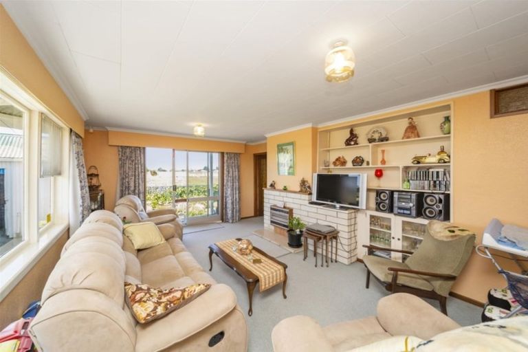 Photo of property in 1 Graves Street, Eltham, 4322