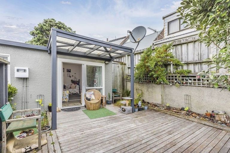 Photo of property in 101 Apu Crescent, Lyall Bay, Wellington, 6022