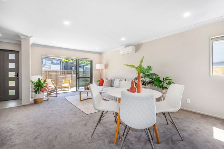 Photo of property in 6 Brindle Way, Newlands, Wellington, 6037