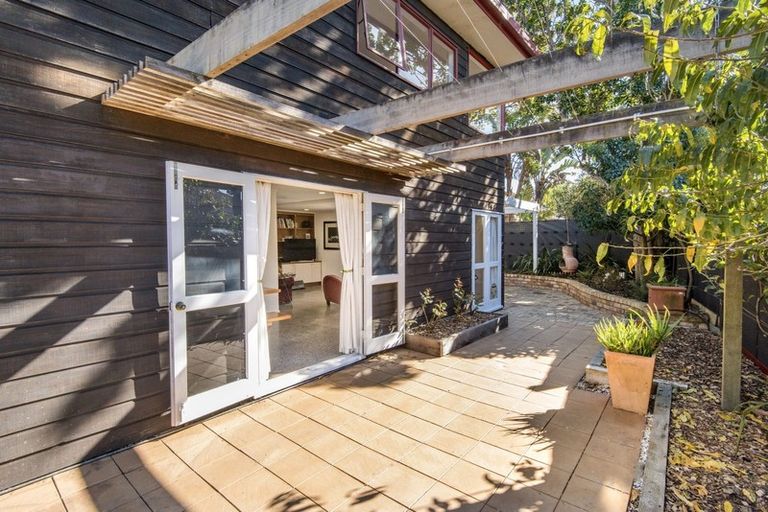 Photo of property in 8a Wicklow Road, Narrow Neck, Auckland, 0622