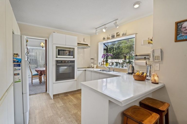 Photo of property in 32 Eruini Street, Waikanae Beach, Waikanae, 5036