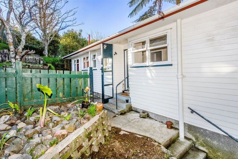 Photo of property in 32 Stewart Drive, Newlands, Wellington, 6037