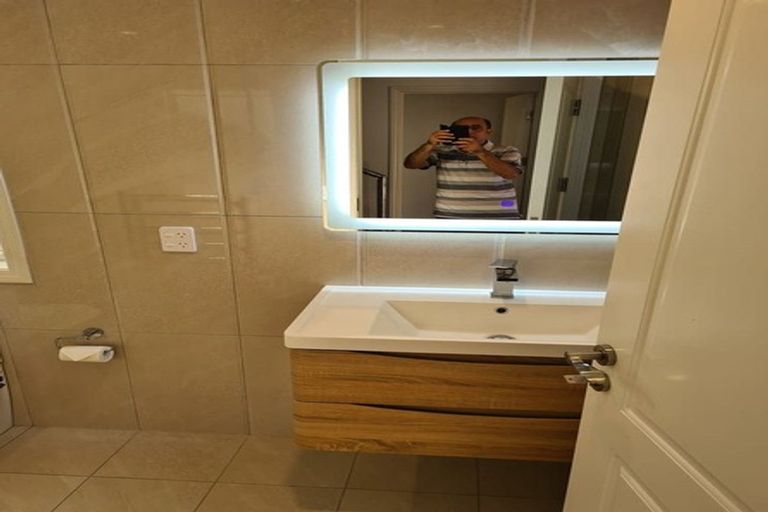 Photo of property in 36 Trias Road, Totara Vale, Auckland, 0629