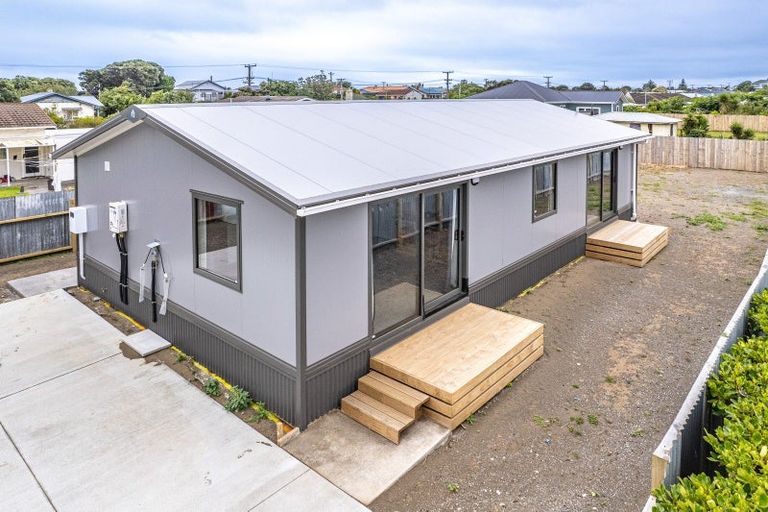 Photo of property in 19 Karewa Street, Castlecliff, Wanganui, 4501
