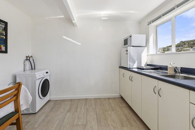 Photo of property in 15 Glanmire Road, Newlands, Wellington, 6037