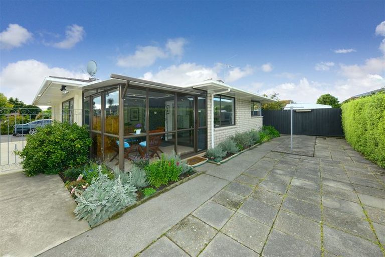 Photo of property in 2/23 Broadfell Avenue, Avonhead, Christchurch, 8042