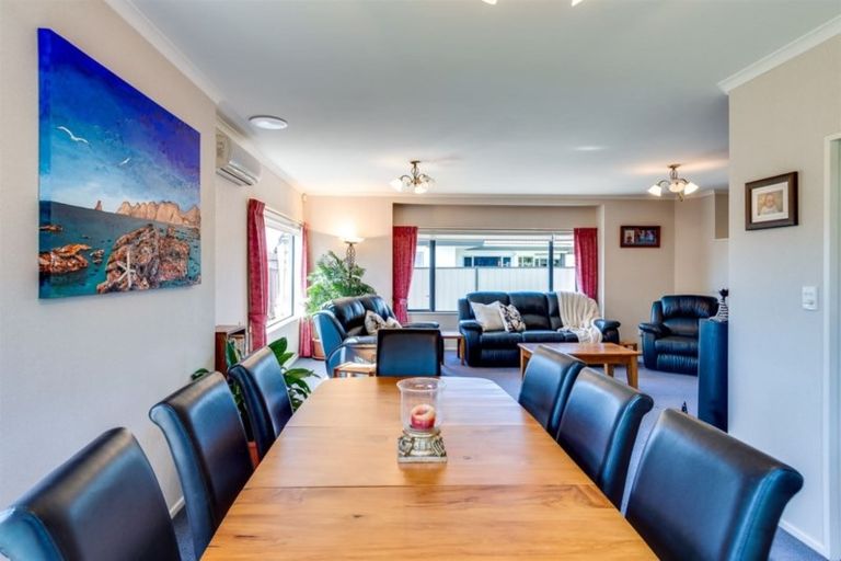 Photo of property in 16 Forbury Way, Taradale, Napier, 4112