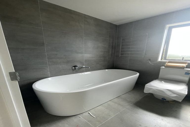 Photo of property in 2/4 Serjeant Street, Henderson, Auckland, 0612