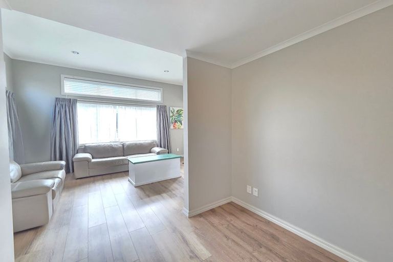 Photo of property in 6b Marina View Drive, West Harbour, Auckland, 0618