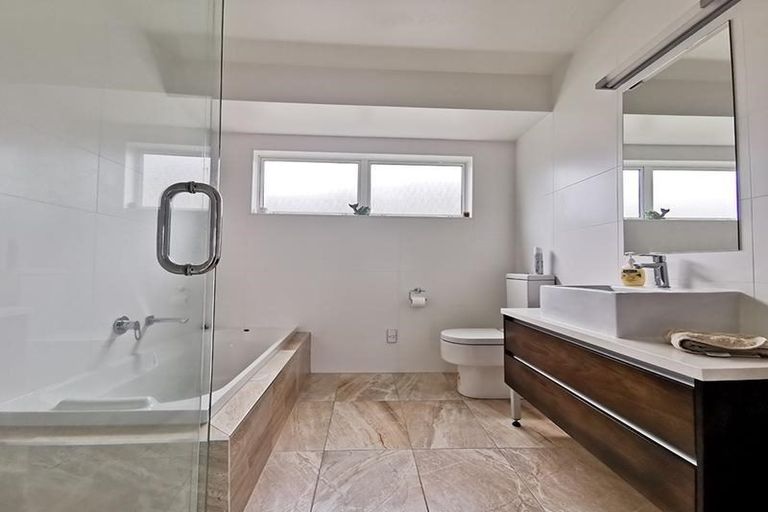 Photo of property in 12 Mural Place, Greenhithe, Auckland, 0632