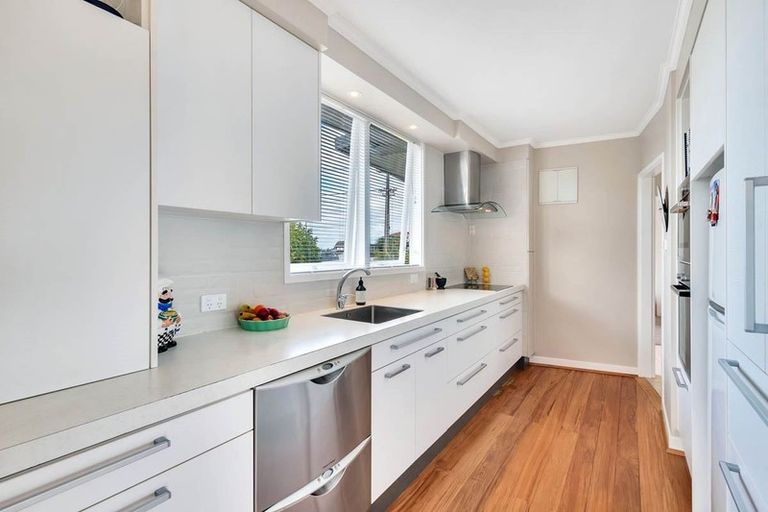 Photo of property in 1/133 Carlisle Road, Northcross, Auckland, 0632