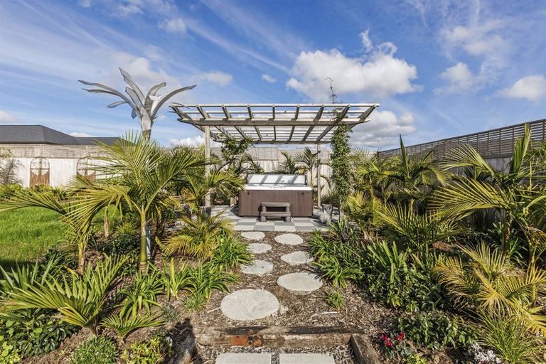 Photo of property in 3 Lewis Younie Road, Kumeu, 0810