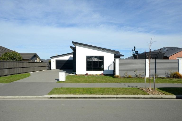 Photo of property in 24 Davaar Crescent, Broomfield, Christchurch, 8042