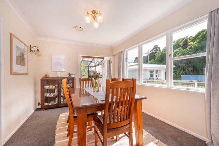 Photo of property in 16 Redwood Avenue, Tawa, Wellington, 5028