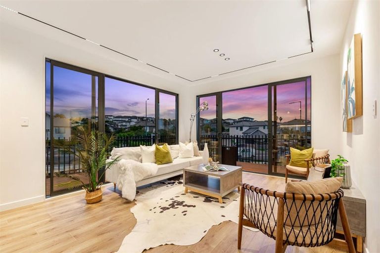 Photo of property in 16 Kuaha Road, Massey, Auckland, 0614