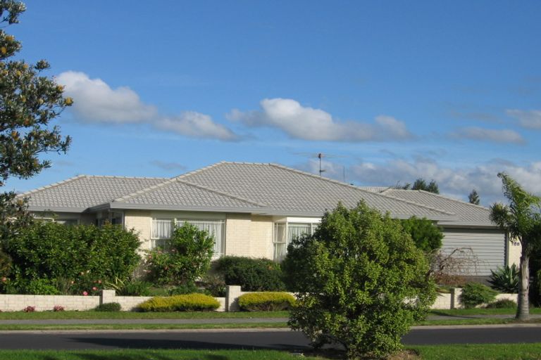 Photo of property in 186 Lakeside Drive, Orewa, 0931