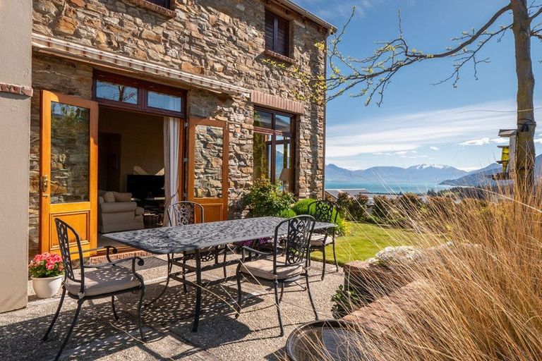 Photo of property in 1 Garland Terrace, Kelvin Heights, Queenstown, 9300