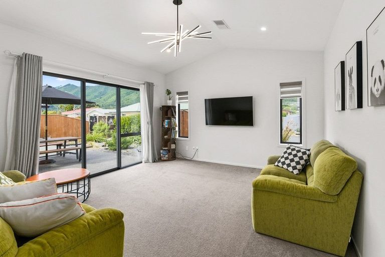 Photo of property in 6 Saint Vincent Way, Waikanae, 5036