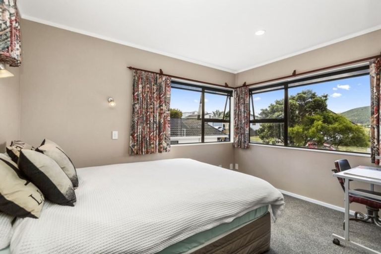 Photo of property in 5 Deveron Place, Tawa, Wellington, 5028