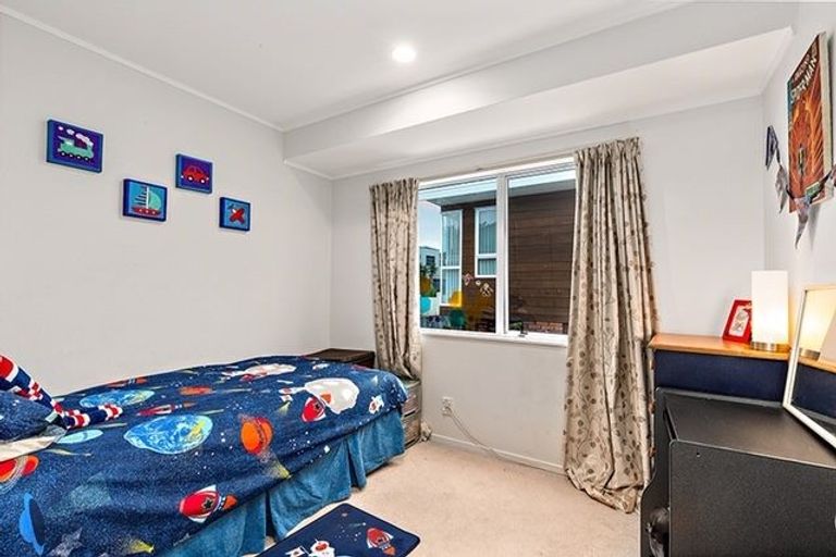 Photo of property in 2/16 Bluefin Way, West Harbour, Auckland, 0618