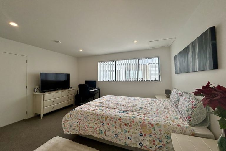 Photo of property in 2/13 Oteha Valley Road, Northcross, Auckland, 0632