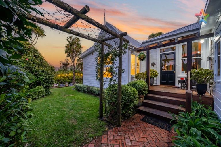 Photo of property in 100 Korokoro Road, Korokoro, Lower Hutt, 5012