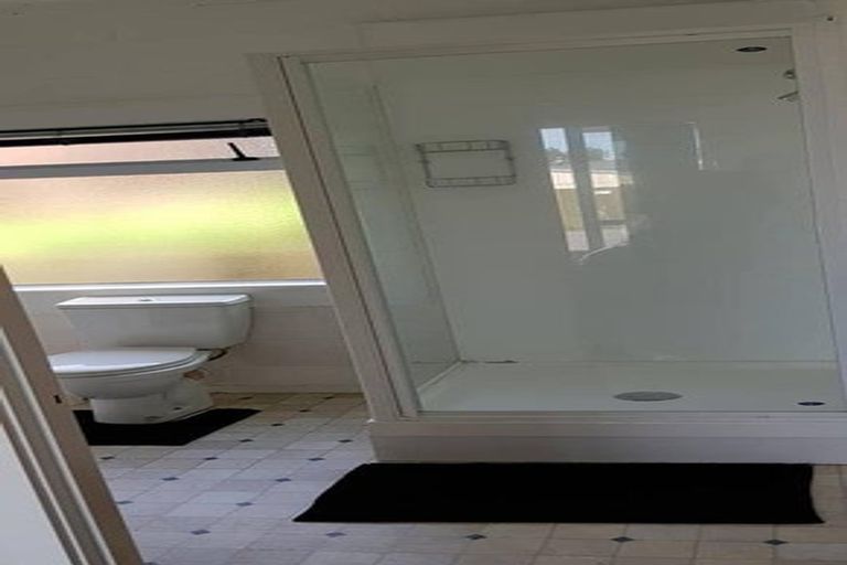 Photo of property in 1/212 Sunnynook Road, Totara Vale, Auckland, 0627