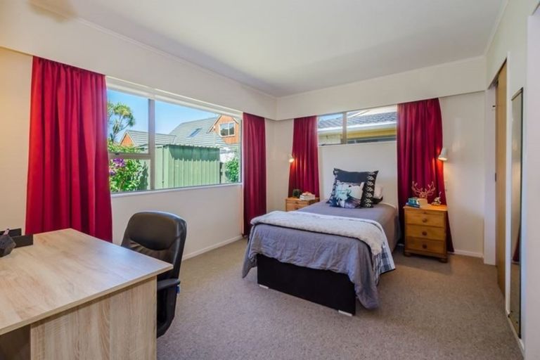 Photo of property in 6 Rewarewa Crescent, Waikanae, 5036