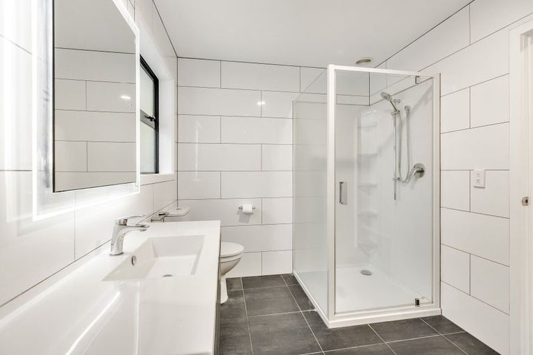 Photo of property in 2/16 Hillcrest Avenue, Hillcrest, Auckland, 0627