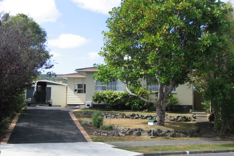 Photo of property in 16 Omaha Grove, Totara Park, Upper Hutt, 5018