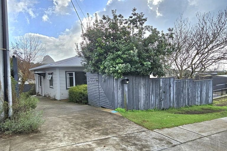 Photo of property in 40 Pioneer Road, Moturoa, New Plymouth, 4310