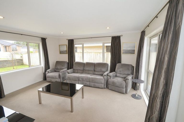 Photo of property in 28 Cooladerry Place, Rosehill, Papakura, 2113