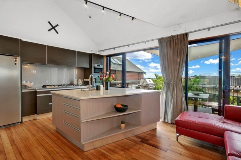 Photo of property in 8 Lister Street, Point Chevalier, Auckland, 1022