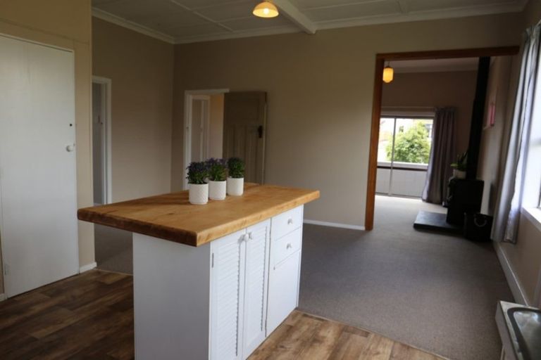 Photo of property in 15 Waverley Street, Waipawa, 4210